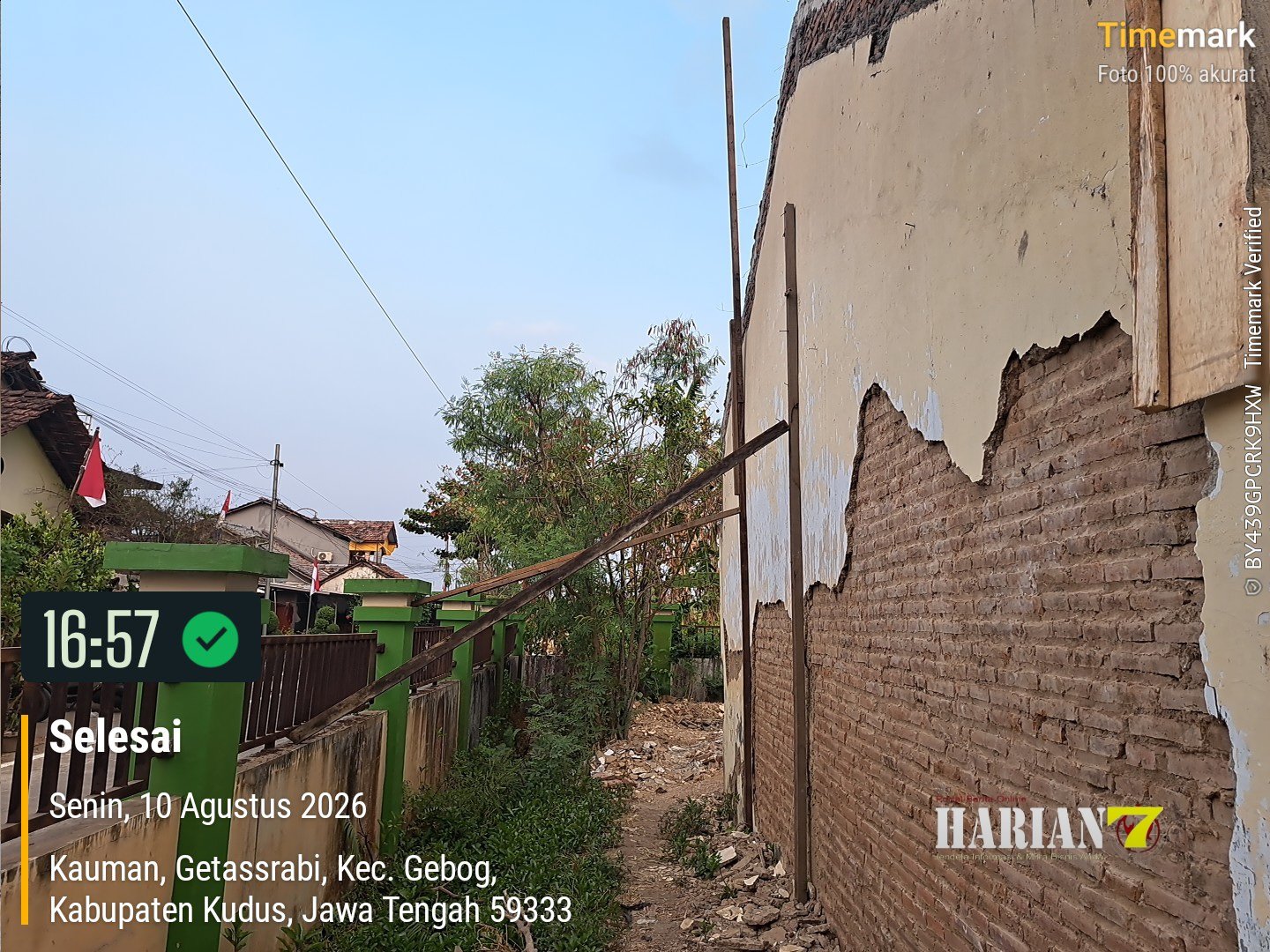 Kondisi tembok bangunan SDN 7 Getassrabi, Kabupaten Kudus, di sisi timur yang tampak disangga menggunakan kayu. (Foto: Tambah Santoso/Harian7.com) 