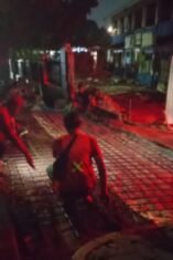 Miris Pekerjaan Perawatan SMPN 4 Depok Hanya Mengandalkan Lampu HP