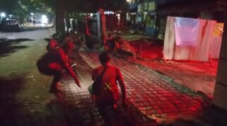 Miris Pekerjaan Perawatan SMPN 4 Depok Hanya Mengandalkan Lampu HP